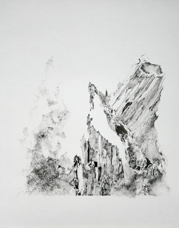 Dessin à l'encre de Chine de Natacha Baluteau, intitulé 'Cité émergente II', réalisé entièrement par un tracé à la plume. L'œuvre évoque l'esthétique d'une estampe ancienne ou d'une gravure à l'eau-forte. Elle représente des structures architecturales fragmentées et verticales qui semblent surgir d'un brouillard graphique de hachures et de traits fins sur papier blanc.