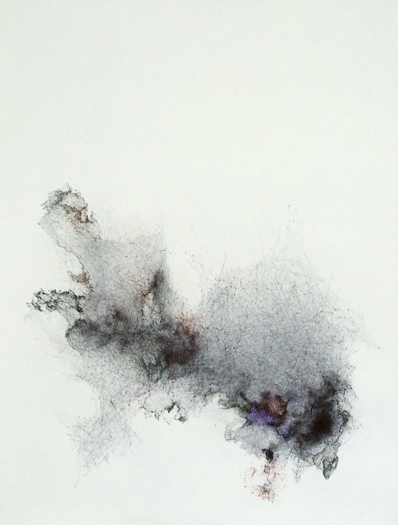 Dessin contemporain de Natacha Baluteau intitulé 'Expir', réalisé au stylo à bille et à l'encre de Chine sur papier blanc. L'œuvre explore la dualité entre le vide et le plein à travers une nuée organique de traits d'une extrême finesse. Une masse vaporeuse et sombre semble s'étirer et se dissoudre dans l'espace blanc, évoquant un souffle ou une trace atmosphérique.
