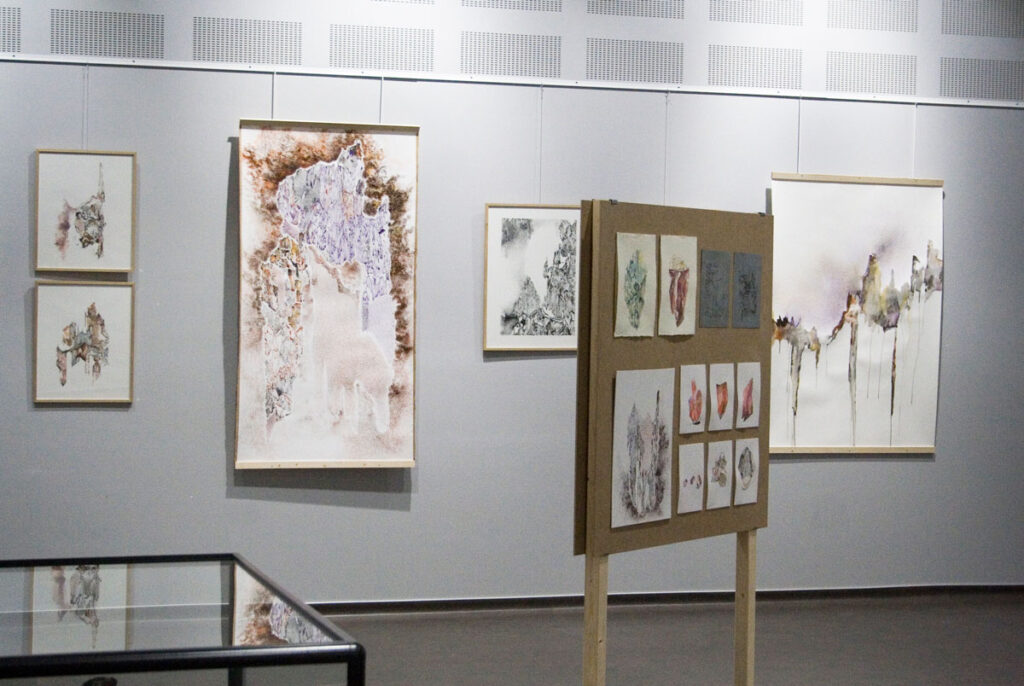 Vue d'exposition de Natacha Baluteau présentant des dessins de fragments à l'encre sur papier : une exploration artistique du temps, de l'échelle et de la mémoire.