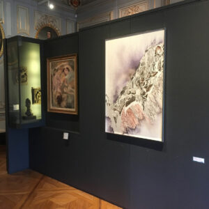 Vue d'exposition au Musée des Beaux-Arts de Limoges montrant un grand dessin contemporain à l'encre de Natacha Baluteau installé à côté d'une peinture classique.