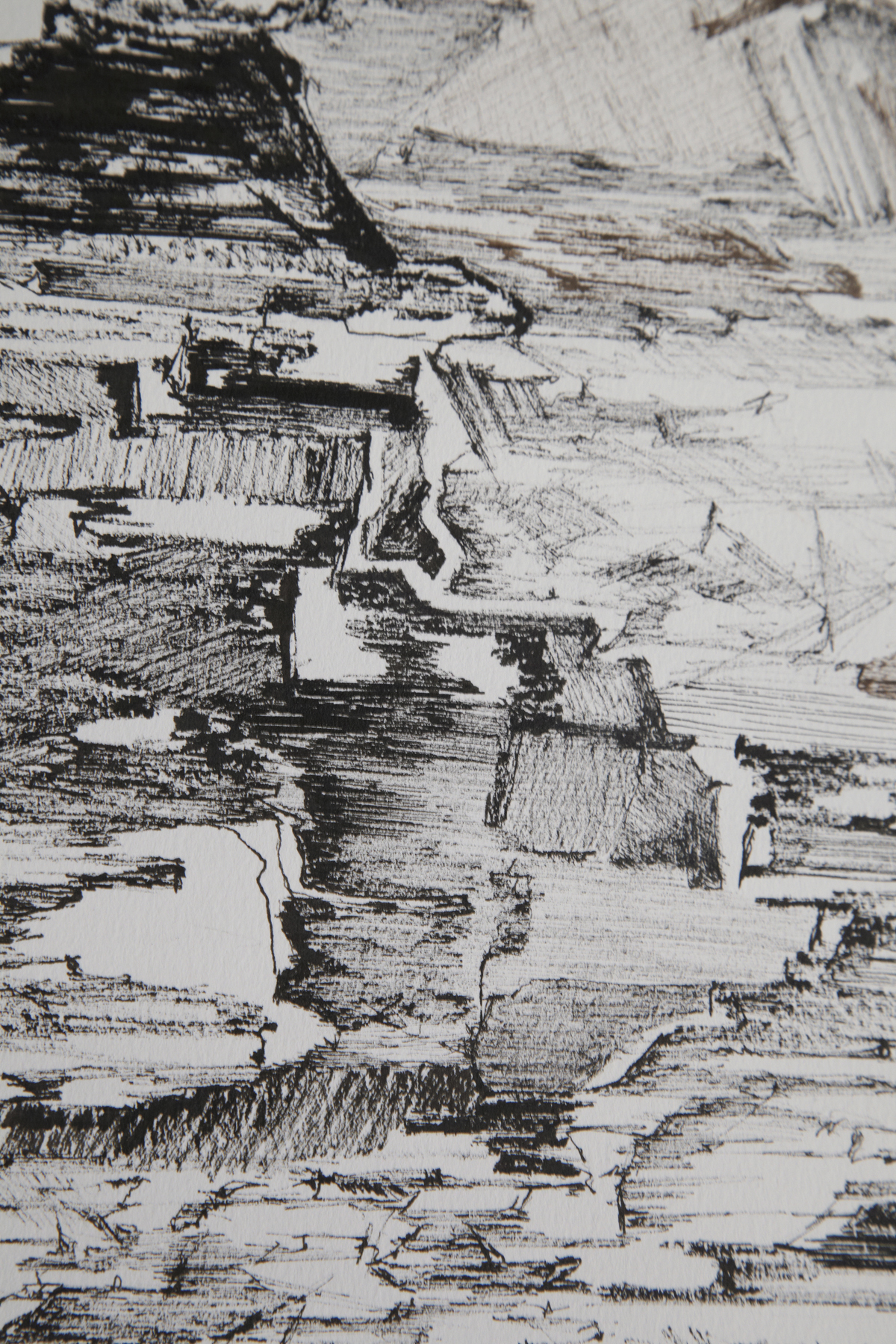 Macro d'un dessin contemporain à l'encre noire par Natacha Baluteau. Détail montrant un travail de hachures serrées, de traits superposés et de contrastes de noir et blanc, évoquant une structure minérale, une falaise ou une écriture abstraite sur papier.
