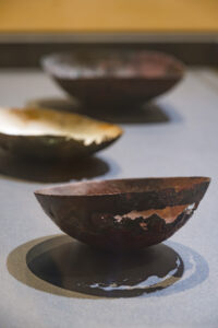 Détail d'une sculpture en émail sur cuivre de Natacha Baluteau. Coupe évoquant un vestige archéologique, présentée lors de l'exposition Vases Communicants au Musée des Beaux-Arts de Limoges.