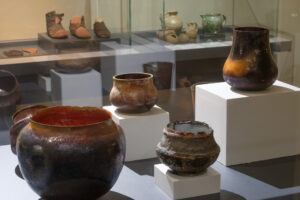 Ensemble de vases en émail sur cuivre de Natacha Baluteau, aux textures brutes, collection Archéo, exposés au Musée des Beaux-Arts de Limoges en 2024.