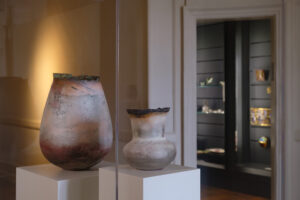 Vases en émail sur cuivre de Natacha Baluteau exposés au Musée des Beaux-Arts de Limoges dans le cadre de l'exposition Vases Communicants.