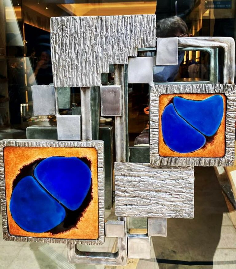 Sculpture murale en émail bleu et métal texturé, création Natacha Baluteau et Fabrice Vallat pour Garance Interior Design Boutique Parenthese-bordeaux