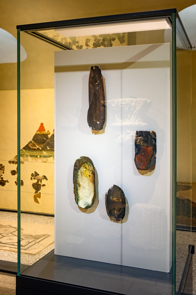 Sculptures en forme de coquillages, de fragments ou de supposées carapaces. Réalisées en cuivre émaillé par la plasticienne Natacha Baluteau. Couleurs de métal oxydé, rouillé, dentelé et ivoire.