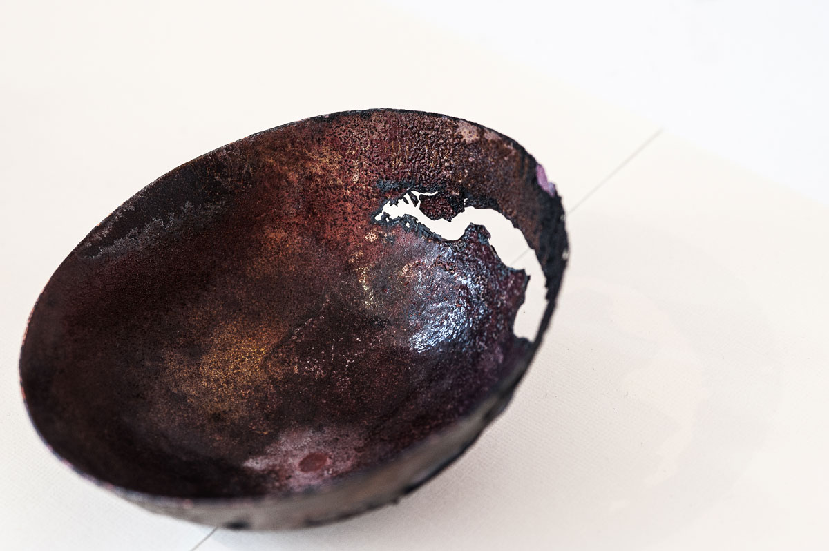 Œuvre d'art contemporain en émail sur cuivre de la série Archéo par l'artiste plasticienne Natacha Baluteau. Sculpture concave évoquant un vestige, associant art du feu, oxydations de la matière et déchirure organique. Pièce unique pour collections institutionnelles, galeries d'art, collectionneurs.