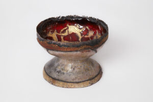 Sculpture en forme de calice antique de la série Archéo par Natacha Baluteau. Coupe en émail contemporain sur cuivre révélant un intérieur rouge vif aux motifs dorés inspirés de fresques anciennes, évoquant un vestige sacré issu de fouilles archéologiques.