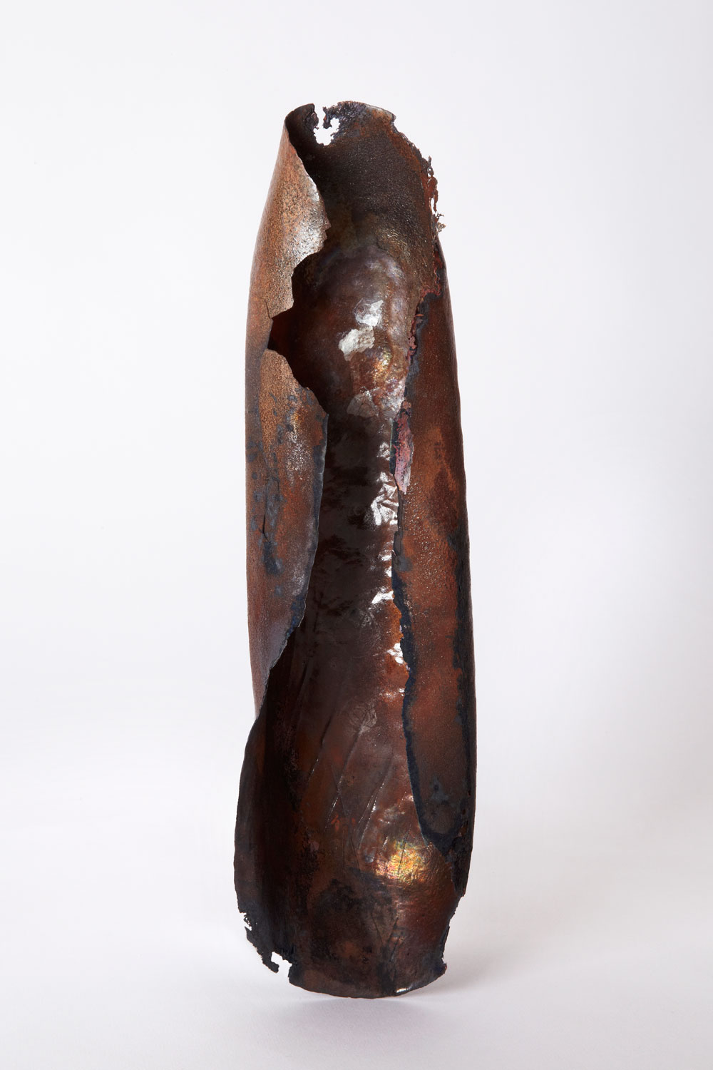 Sculpture contemporaine en métal émaillé de la série Archéo par Natacha Baluteau. Œuvre en cuivre oxydé et émail brillant, mat, avec des effets de matière et une ouverture organique.