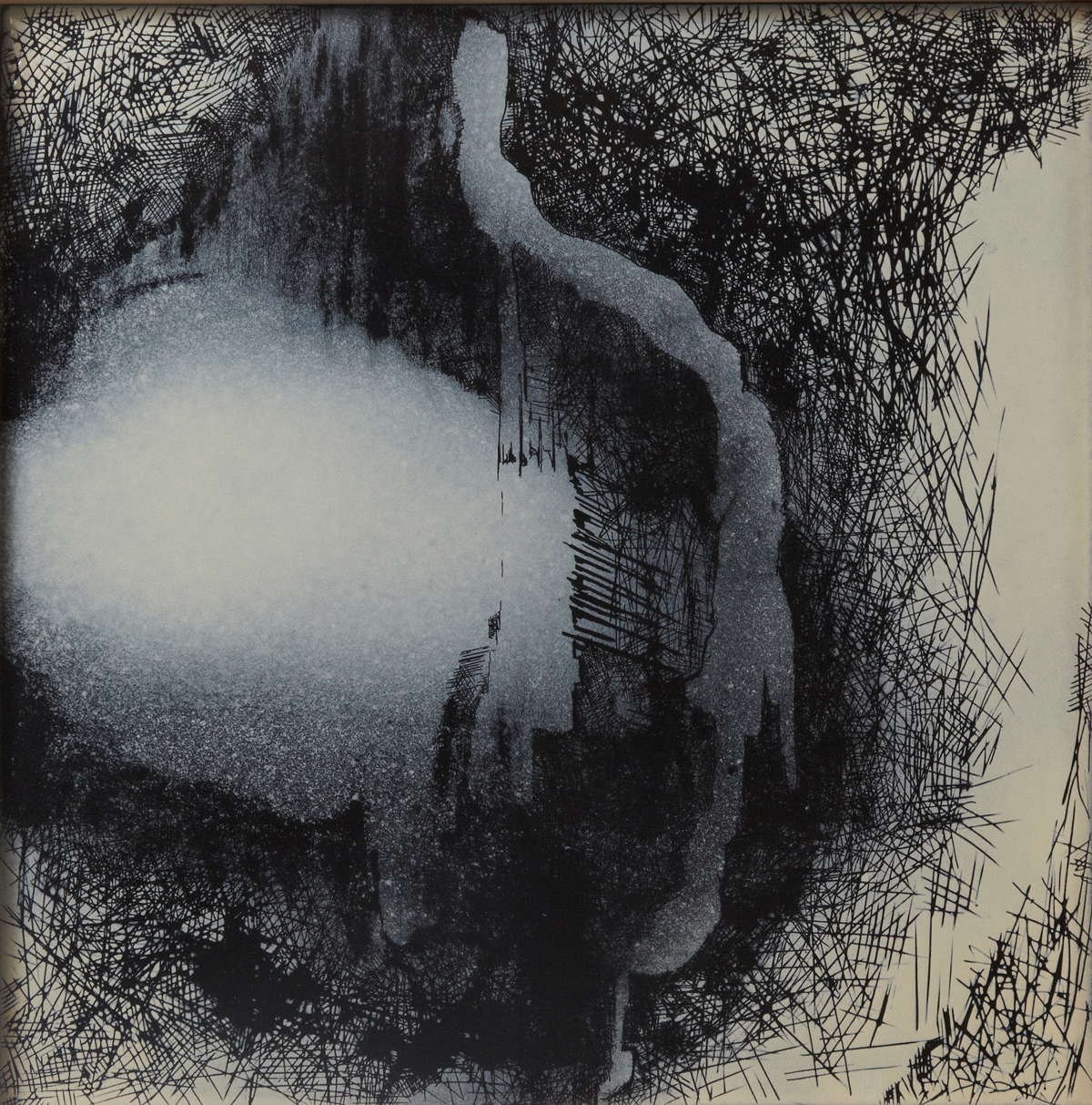 Tableau en acier émaillé intitulé Cavité par Natacha Baluteau. Œuvre d’art contemporain graphique au sgraffito noir très dense entourant une zone de lumière blanche. Panneau plat de format carré.