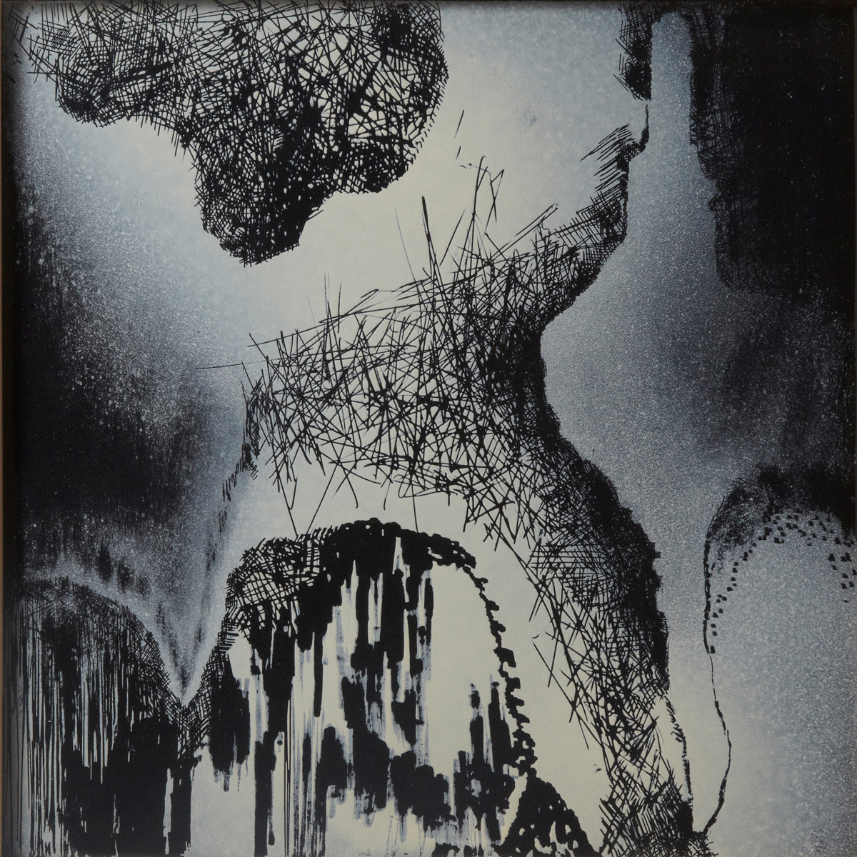 Tableau contemporain en acier émaillé de l'artiste plasticienne Natacha Baluteau. Œuvre d'art graphique au sgraffito noir et gris texturé, représentant un motif de hachures mimant une texture gravée. L'ensemble s'apparente à une grisaille contemporaine.