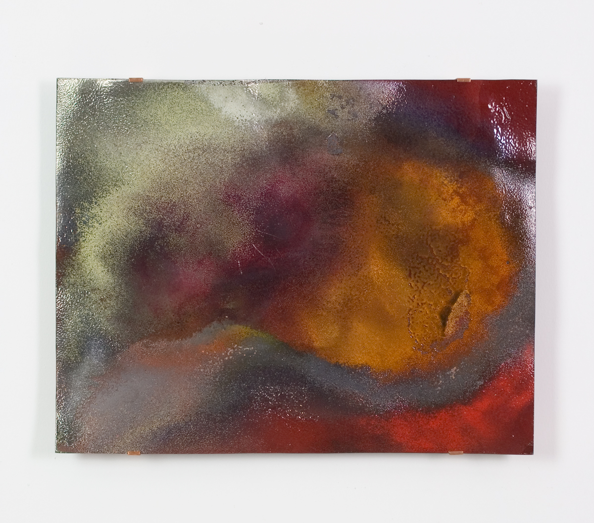 Tableau contemporain en cuivre émaillé intitulé Propagation, crée par l'artiste Natacha Baluteau. Œuvre unique s'inscrivant dans le renouveau des émaux de Limoges, mêlant une ondulation ocre et ambrée à des fusions de rouge vif et pourpre.