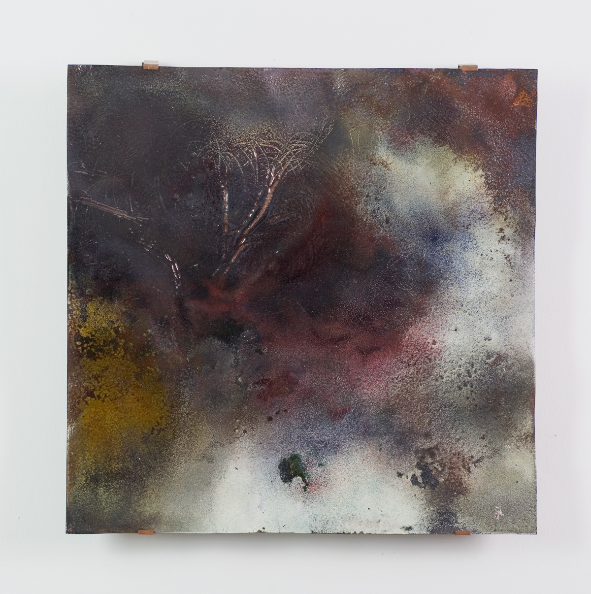 Tableau en émail de Limoges contemporain en cuit au chalumeau, créé par l'artiste Natacha Baluteau. Œuvre unique d'art abstrait issue des, montrant des fusions de rouge bordeaux et des textures ocre nées de la flamme directe. Effets d'irisation et impression de feuille flottante sortant du mur.