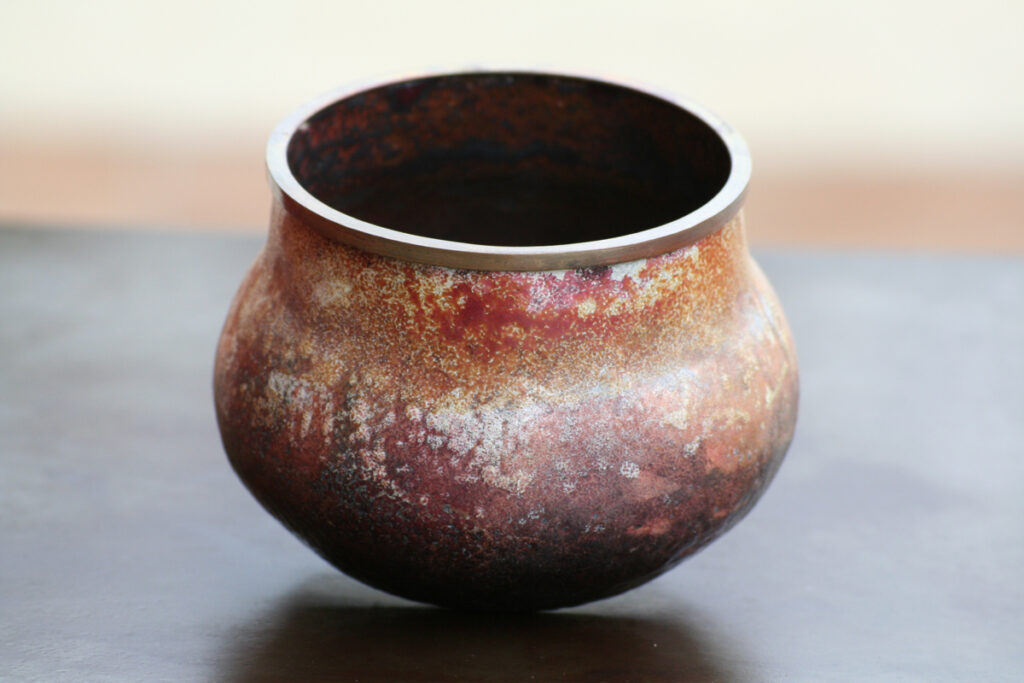 Vase en émail contemporain sur cuivre, pièce de forme unique par l'artiste Natacha Baluteau. Travail de recherche sur les émaux d'art, les matières et les fusions à haute température.